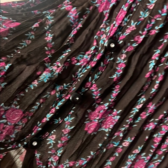 Signature by Larry Levine Ruched Bell Sleeve Black and Red Blouse - Picture 9 of 10